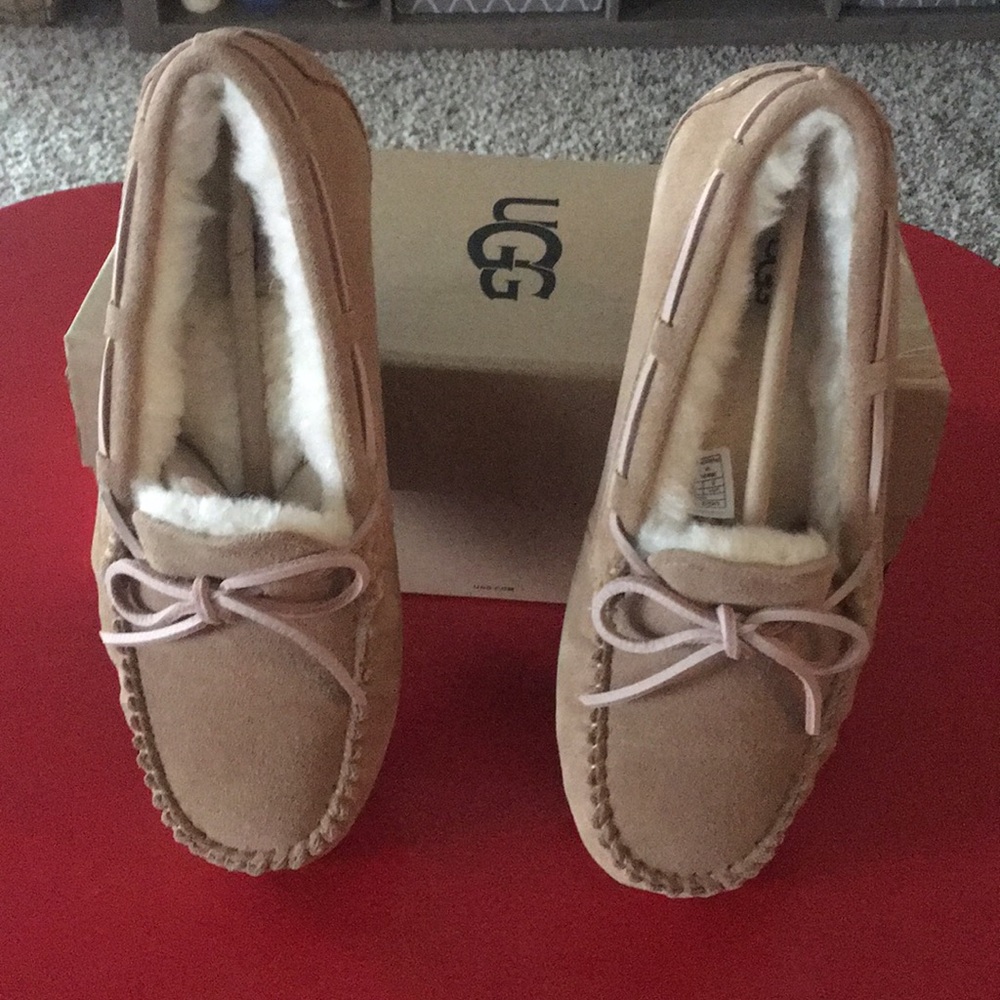 Brand new UGG Dakota woman’s slippers Tan SZ 8